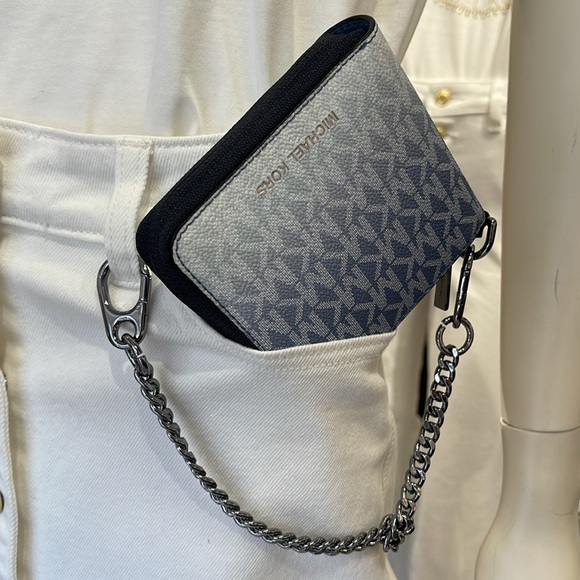 Michael Kors COOPER
3654LPCF5B
ZIP BILLFOLD WITH CHAIN
DENIM - Picture 15 of 16